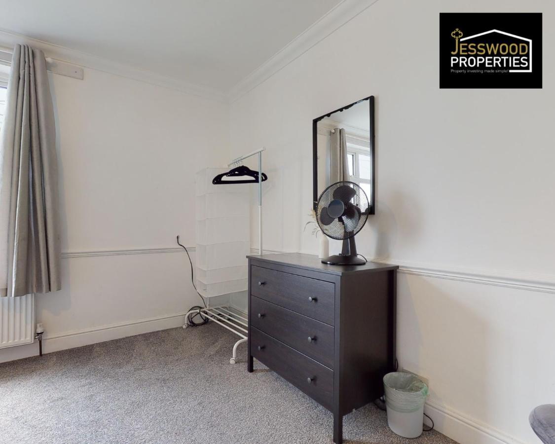 Stylish 3 Bedroom House By Jesswood Properties Short Lets Near M1 Luton Airport For Contractors & Business Luaran gambar